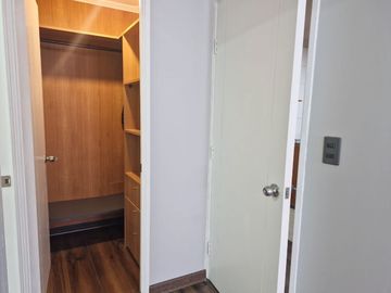 Grace Kelm Vende Depto impecable de 42 m2/ 1 dorm en suite C/bod en Santiago