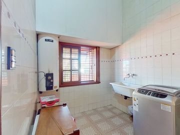 VENTA CASA 5 AMB PATIO Y COCHERA VILLA LUZURIAGA