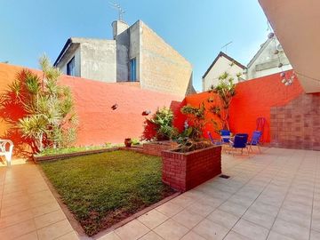 VENTA CASA 5 AMB PATIO Y COCHERA VILLA LUZURIAGA