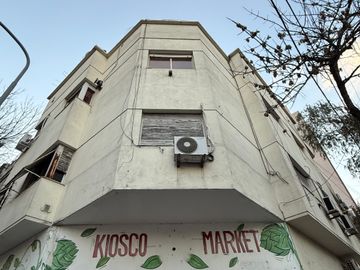 Departamento de 2 Ambientes  frente con ventanas  Apto profesional x Escalera