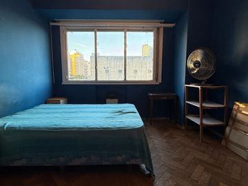 Departamento de 2 Ambientes  frente con ventanas  Apto profesional x Escalera