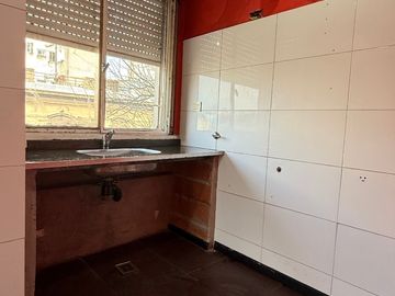 Departamento de 2 Ambientes  frente con ventanas  Apto profesional x Escalera