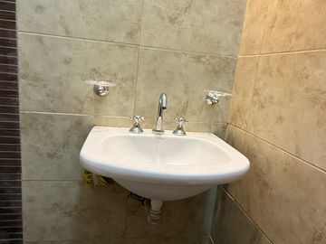 Departamento de 2 Ambientes  frente con ventanas  Apto profesional x Escalera