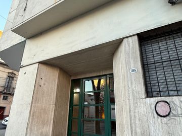 Departamento de 2 Ambientes  frente con ventanas  Apto profesional x Escalera