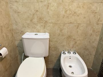 Departamento de 2 Ambientes  frente con ventanas  Apto profesional x Escalera