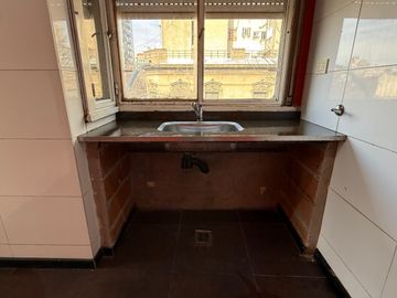 Departamento de 2 Ambientes  frente con ventanas  Apto profesional x Escalera