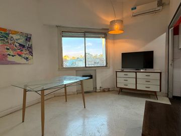 Departamento de 2 Ambientes  frente con ventanas  Apto profesional x Escalera