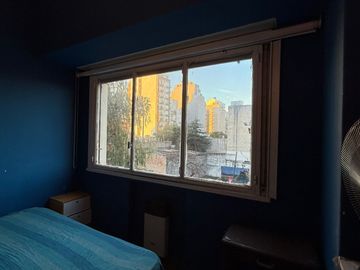 Departamento de 2 Ambientes  frente con ventanas  Apto profesional x Escalera