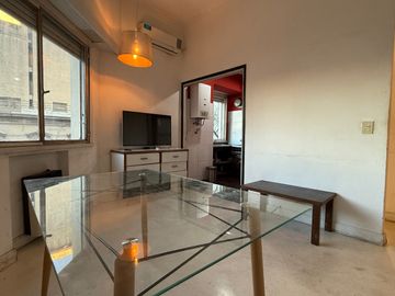 Departamento de 2 Ambientes  frente con ventanas  Apto profesional x Escalera