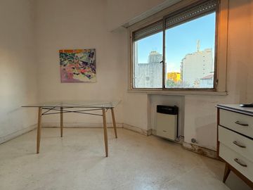 Departamento de 2 Ambientes  frente con ventanas  Apto profesional x Escalera