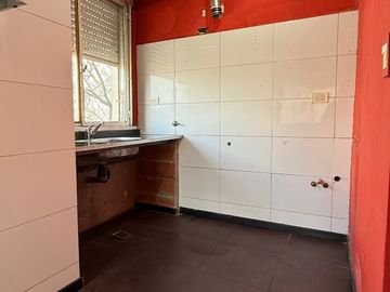 Departamento de 2 Ambientes  frente con ventanas  Apto profesional x Escalera