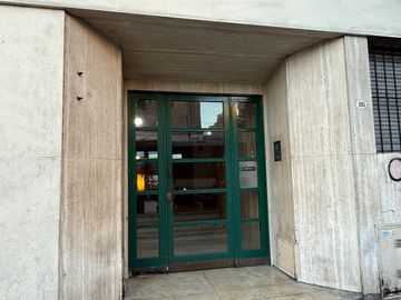 Departamento de 2 Ambientes  frente con ventanas  Apto profesional x Escalera