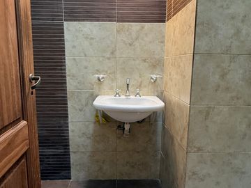 Departamento de 2 Ambientes  frente con ventanas  Apto profesional x Escalera