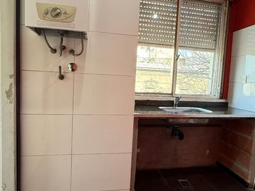 Departamento de 2 Ambientes  frente con ventanas  Apto profesional x Escalera
