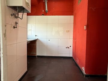 Departamento de 2 Ambientes  frente con ventanas  Apto profesional x Escalera