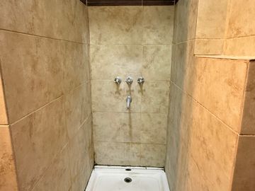 Departamento de 2 Ambientes  frente con ventanas  Apto profesional x Escalera