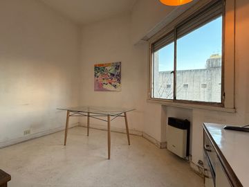 Departamento de 2 Ambientes  frente con ventanas  Apto profesional x Escalera