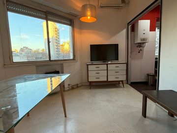 Departamento de 2 Ambientes  frente con ventanas  Apto profesional x Escalera