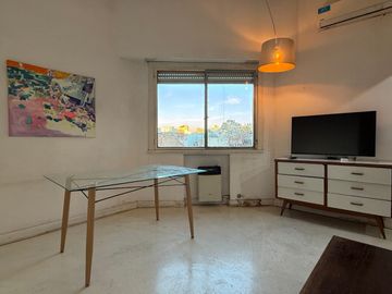 Departamento de 2 Ambientes  frente con ventanas  Apto profesional x Escalera