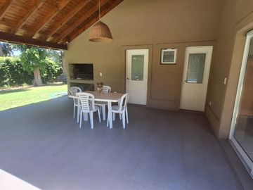 VENTA CASA 4 AMBIENTES COUNTRY BANCO PROVINCIA