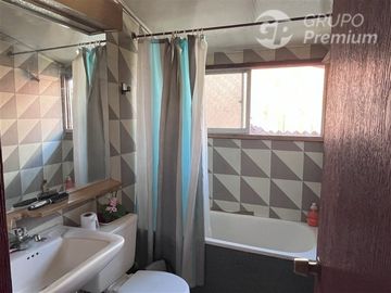 Casa en Venta en Av. Pajaritos con uno Sur