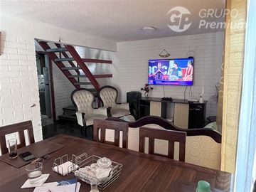Casa en Venta en Av. Pajaritos con uno Sur