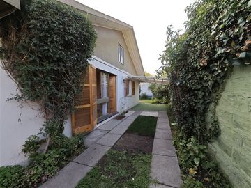 Casa en Venta en Preciosa casa en pasaje cerrado Av Macul / Los Plátanos Próxima Estación De Metro