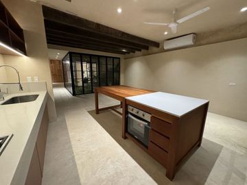 Casa en venta totalmente restaurada a 2 cuadras de la calle 60 en Mérida Yucatán