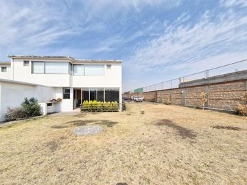 Casa Venta con terreno excedente en esquina en Bosque de las Fuentes Calimaya a 10 min de Galerías Metepec