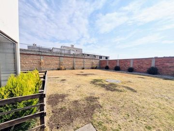 Casa Venta con terreno excedente en esquina en Bosque de las Fuentes Calimaya a 10 min de Galerías Metepec