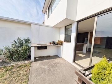 Casa Venta con terreno excedente en esquina en Bosque de las Fuentes Calimaya a 10 min de Galerías Metepec