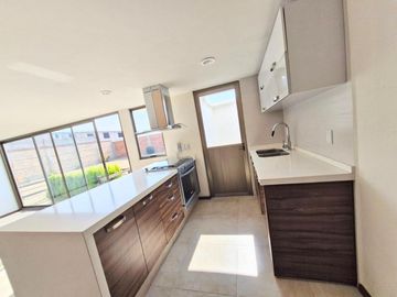 Casa Venta con terreno excedente en esquina en Bosque de las Fuentes Calimaya a 10 min de Galerías Metepec