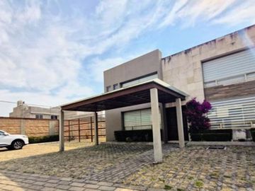 Casa Venta con terreno excedente en esquina en Bosque de las Fuentes Calimaya a 10 min de Galerías Metepec
