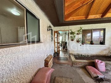 Casa en Venta en Amplia Casa de 3D-3B + Piscina en Quilamapu