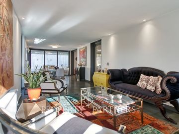 Casa Remodelada con Diseño Moderno, Terminaciones Premium y Distribución Funcional