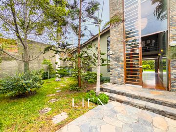 Casa con Piscina, Jardín y Chimenea en La Encantada de Villa - 973 m² de Terreno