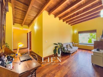 Casa con Piscina, Jardín y Chimenea en La Encantada de Villa - 973 m² de Terreno