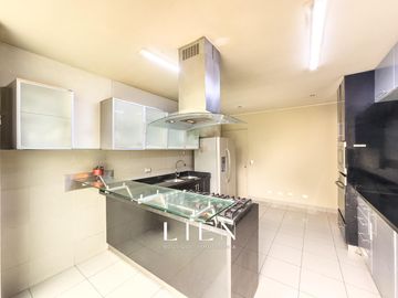 Casa con Piscina, Jardín y Chimenea en La Encantada de Villa - 973 m² de Terreno