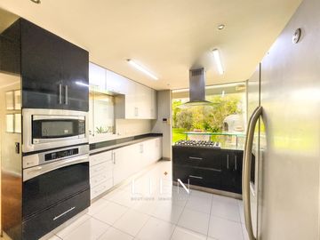 Casa con Piscina, Jardín y Chimenea en La Encantada de Villa - 973 m² de Terreno