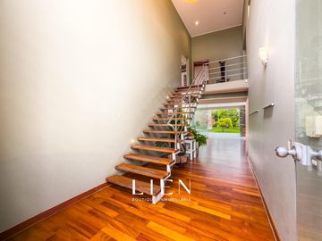 Casa con Piscina, Jardín y Chimenea en La Encantada de Villa - 973 m² de Terreno