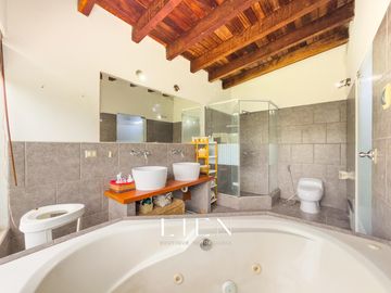 Casa con Piscina, Jardín y Chimenea en La Encantada de Villa - 973 m² de Terreno