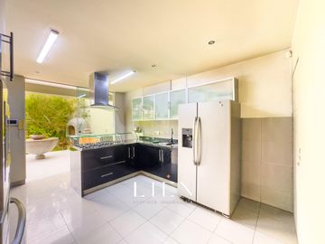 Casa con Piscina, Jardín y Chimenea en La Encantada de Villa - 973 m² de Terreno