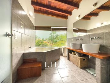 Casa con Piscina, Jardín y Chimenea en La Encantada de Villa - 973 m² de Terreno