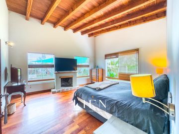 Casa con Piscina, Jardín y Chimenea en La Encantada de Villa - 973 m² de Terreno