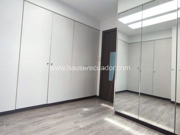 Casa moderna, con diseño de lujo, piscina, área BBQ y jardines estilo zen, en Urbanización exclusiva