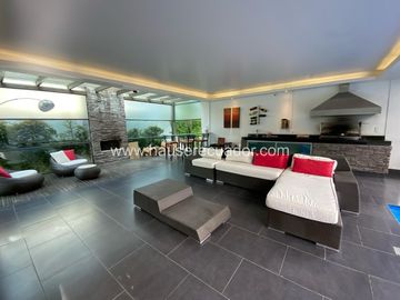 Casa moderna, con diseño de lujo, piscina, área BBQ y jardines estilo zen, en Urbanización exclusiva