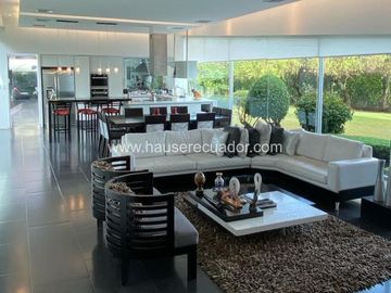 Casa moderna, con diseño de lujo, piscina, área BBQ y jardines estilo zen, en Urbanización exclusiva