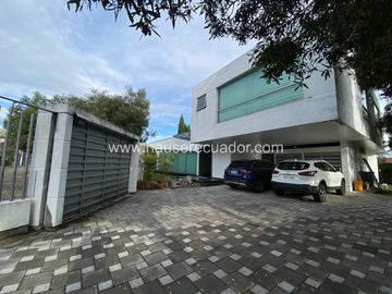 Casa moderna, con diseño de lujo, piscina, área BBQ y jardines estilo zen, en Urbanización exclusiva