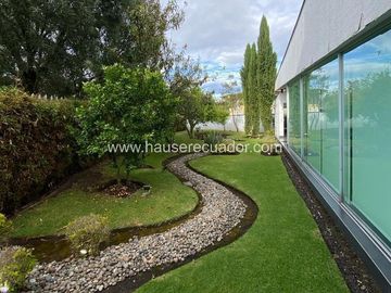Casa moderna, con diseño de lujo, piscina, área BBQ y jardines estilo zen, en Urbanización exclusiva