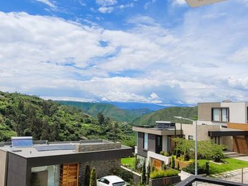 VENTA CASA 3 DORMITORIOS 184 m² conjunto privado, Alta vista de Nayón.